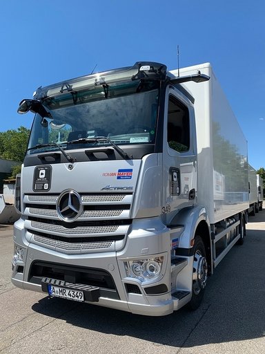 Neueste Sicherheitsassistenzsysteme von Daimler Truck im Kundentest bei der Roman Mayer Logistik Group
