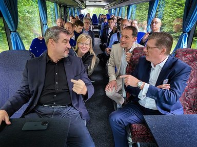 Bayerns Ministerpräsident auf Probefahrt: Dr. Markus Söder besucht Daimler Buses in Neu-Ulm