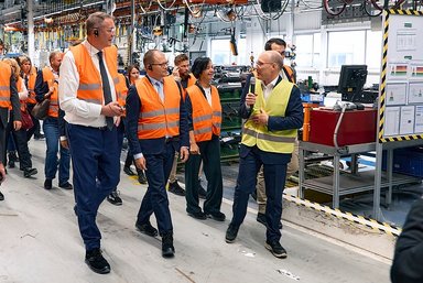 Bundesumweltminister Carsten Schneider und Ministerpräsident Alexander Schweitzer besuchen Daimler Truck Standort in Wörth am Rhein