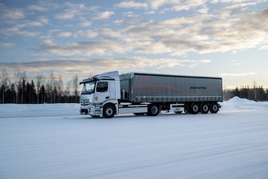 Around 3,000 kilometers covered completely electrically:eActros 300 as a tractor unit glides from the Arctic Circle to Stuttgart