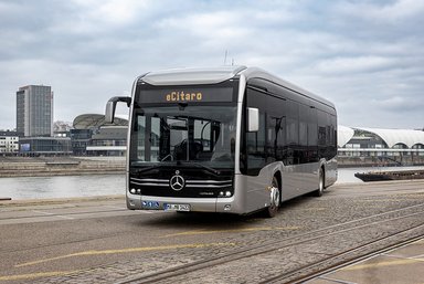 Der vollelektrisch angetriebene Stadtbus Mercedes-Benz eCitaro mit Batterien der neuesten Generation
