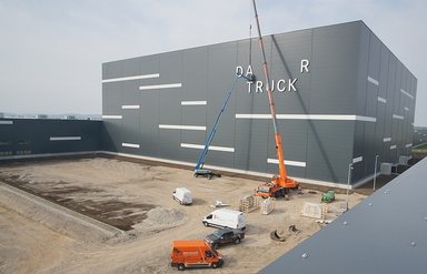 Baufertigstellung schreitet voran: Daimler Truck Unternehmenszeichen am Global Parts Center Halberstadt montiert