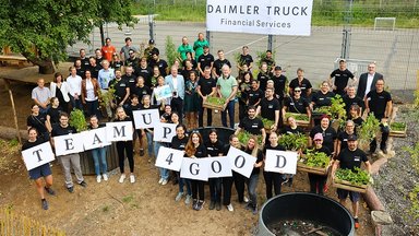 Beschäftigte von Daimler Truck Financial Services unterstützen den Bau eines Schulgartens am Immanuel-Kant-Gymnasium in Leinfelden