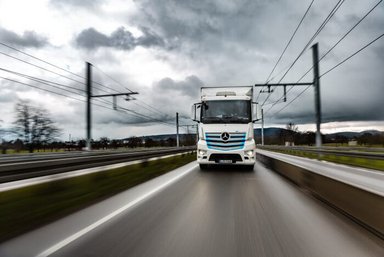 Geplanter Vergleich mit Oberleitungs-Lkw: batterieelektrischer Mercedes-Benz eActros fährt seit Januar auf zukünftiger Oberleitungsstrecke bis zu 300 km täglich