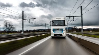 Planned comparison with catenary trucks: Since January, the battery-electric Mercedes-Benz eActros has been driving up to 300km daily on a future catenary route