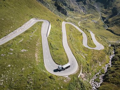 Nächste Generation Brennstoffzellen-Lkw: Entwicklungsfahrzeuge überzeugen auch bei hochsommerlichen Temperaturen in den Alpen