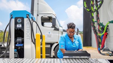 Daimler Truck Financial Services und Electrada liefern Komplettlösung für Lade-Infrastruktur