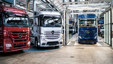 Job #1 of the Mercedes-Benz Trucks flagship: Ready for its customers: the first new Actros rolls off the production line at the Mercedes-Benz Wörth plant