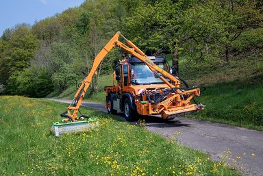 Unimog presents new product solutions for professional road maintenance at the GaLaBau trade fair