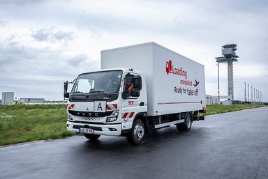 Ready for take off: Flughafen Berlin Brandenburg GmbH setzt auf vollelektrischen eCanter der Daimler Truck Marke FUSO