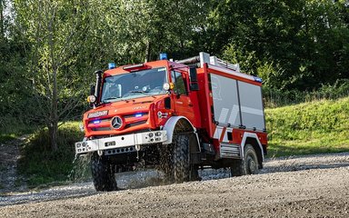 Mercedes-Benz Special Trucks zeigt auf der RETTmobil einen hochgeländegängigen Unimog als Tanklöschfahrzeug