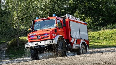 Mercedes-Benz Special Trucks zeigt auf der RETTmobil einen hochgeländegängigen Unimog als Tanklöschfahrzeug