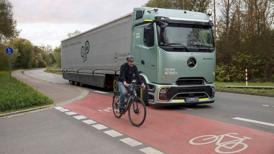 Mercedes-Benz Truck mit Radfahrer