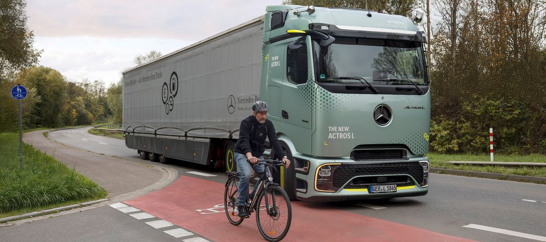 Mercedes-Benz Truck mit Radfahrer