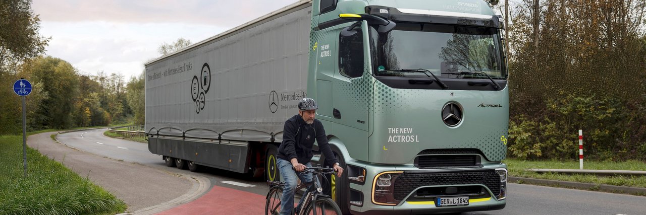 Mercedes-Benz Truck mit Radfahrer