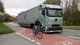 Mercedes-Benz Truck mit Radfahrer