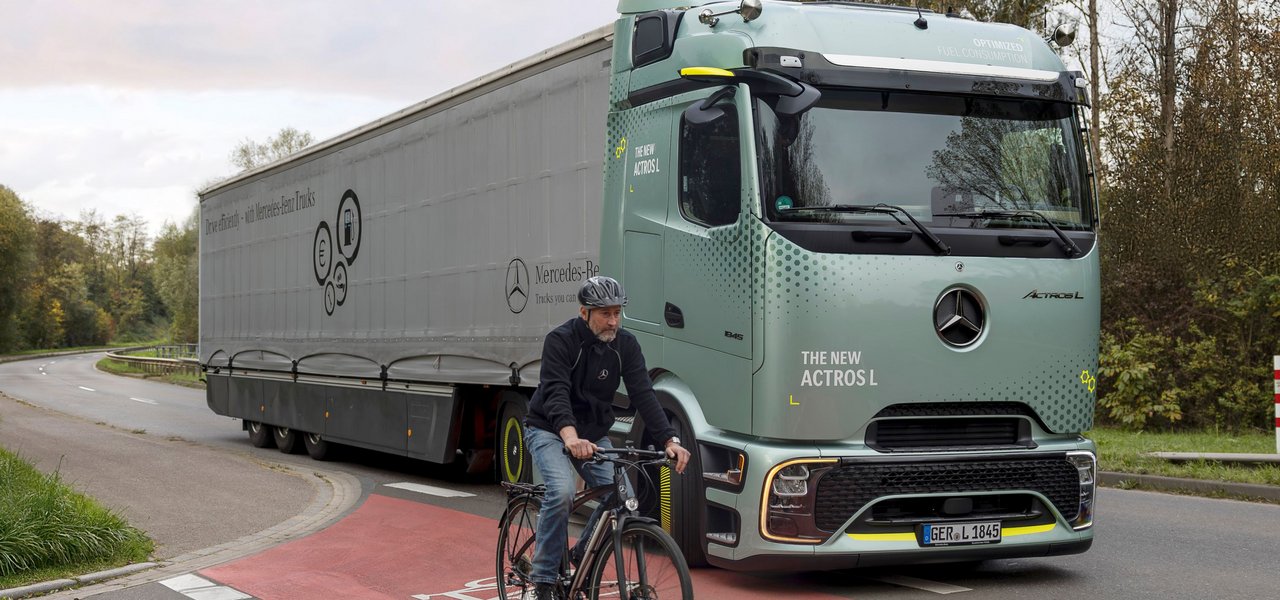 Mercedes-Benz Truck mit Radfahrer