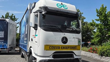 Tradition meets innovation - Ebeling Logistik modernizes its fleet with diesel and electric trucks from Mercedes Benz