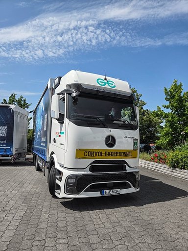 Tradition meets innovation - Ebeling Logistik modernizes its fleet with diesel and electric trucks from Mercedes Benz