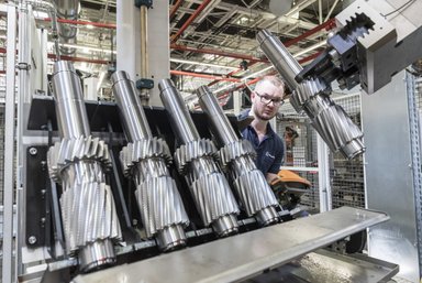 Fertigung von schweren Lkw-Getrieben im Mercedes-Benz Werk Gaggenau (Werkteil Rastatt)