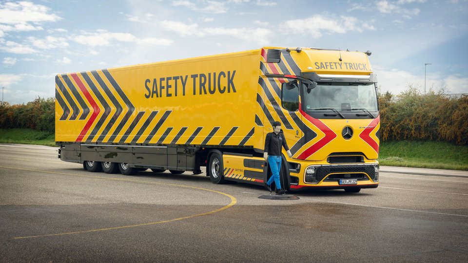 Mercedes-Benz Safety Truck mit Dummy