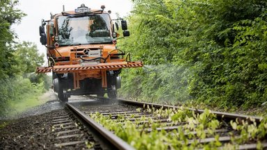 Hungarian state railway (MÁV) invests in rail network maintenance: Nine Mercedes-Benz Unimog U 423 for use on road and rail