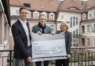 Daimler Trucks donates 25,000 euros for visually impaired students
