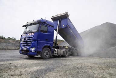 Woman power in the quarry with the new Arocs - Doreen Trabert drives the construction specialist from Mercedes-Benz