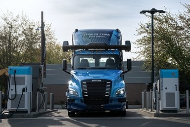 Selbstfahrender batterieelektrischer Lkw: Daimler Truck präsentiert autonomen Freightliner eCascadia Technologieträger