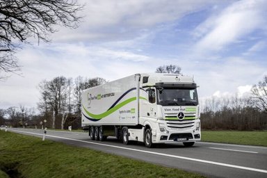 Gegenwind mit Wirkung – weniger Kraftstoff und CO2: Mercedes-Benz Trucks, die Vion Food Group, Schmitz Cargobull und Betterflow präsentieren hocheffizienten Sattelzug