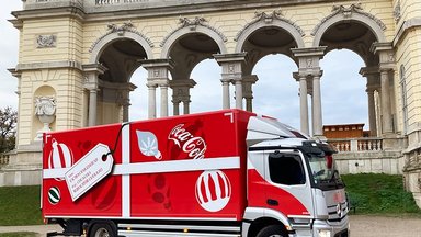 Elektrozauber im roten Gewand: Mercedes-Benz eActros begleitet Coca-Cola Weihnachtstruck-Tour durch Österreich