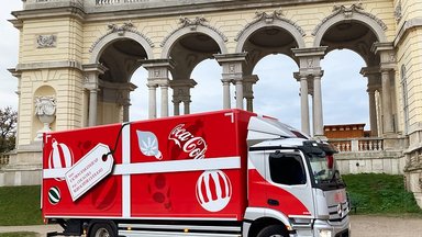 Mercedes-Benz eActros accompanies Coca-Cola Christmas truck tour through Austria