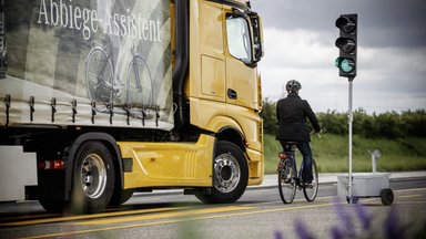 Jeder dritte neue Mercedes-Benz Actros und Antos in Deutschland mit Abbiege-Assistent