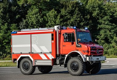 Mercedes-Benz Special Trucks zeigt auf der RETTmobil einen hochgeländegängigen Unimog als Tanklöschfahrzeug