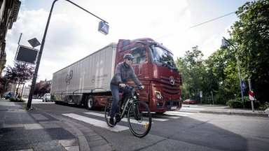 Rekordnachfrage nach Abbiege-Assistent von Mercedes-Benz Lkw