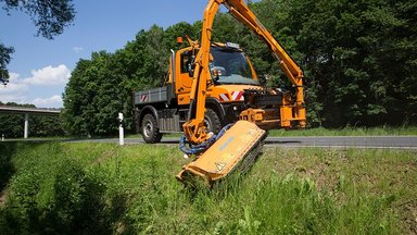 Gerüstet fürs Mähen, Schneiden, Räumen und Streuen: Mercedes-Benz Trucks mit Unimog und E-Lkw auf der IFAT 2024