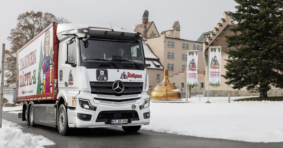 Electric power for the holiday season: Rothaus Brewery transports black forest fir to Brussels with the eActros 600