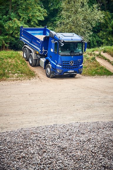 Mercedes-Benz Trucks: Baupower auf jedem Terrain