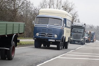 Split of Daimler into two independent companies: Daimler Truck transfers historical Mercedes-Benz commercial vehicles and archive to Wörth