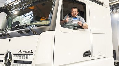 „Max Achtzig“ wird Beifahrer in Actros, eActros, Atego und Co.: Mercedes-Benz Lkw unterstützt die Initiative „Hellwach mit 80 km/h“