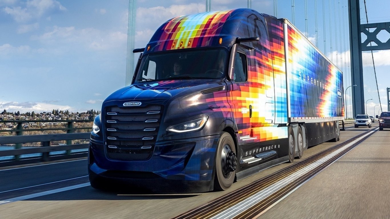 Daimler Truck hebt Effizienz auf die nächste Stufe: Der Freightliner  SuperTruck II