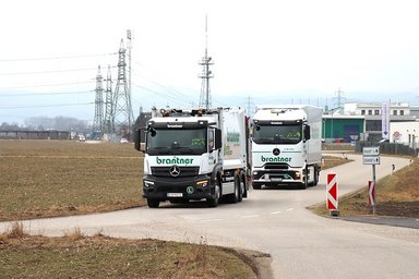 Starker Impuls für die Entsorgungslogistik: 13 eActros für Brantner green solutions in Österreich