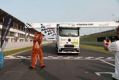 Mercedes-Benz Trucks bricht GUINNESS WORLD RECORDS™-Weltrekord mit eActros 600