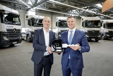Mercedes-Benz Lkw: Großauftrag für Wörth: Logistikdienstleister Hegelmann übernimmt 1000sten Mercedes-Benz Actros – 500 weitere Fahrzeuge bereits bestellt