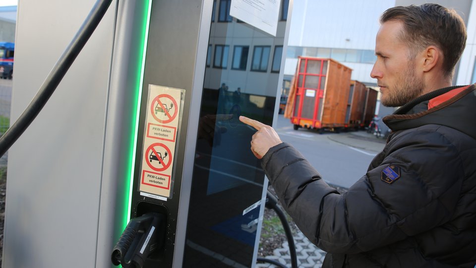 Marc zeigt die erste Ladesäule des Werks
