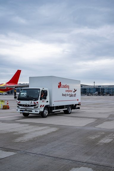 Ready for take off: Flughafen Berlin Brandenburg GmbH setzt auf vollelektrischen eCanter der Daimler Truck Marke FUSO