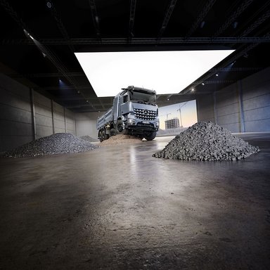 Robust, powerful – and now also all-electric: Mercedes-Benz Trucks presents the new eArocs 400 at bauma 2025