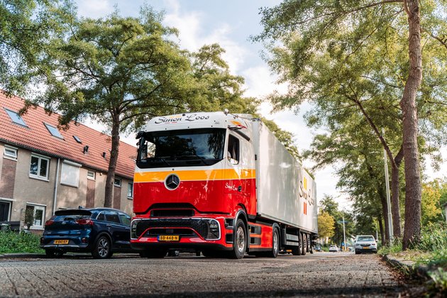 GROßAUTRAG FÜR MERCEDES-BENZ TRUCKS: