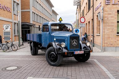 Fest für Klassiker in Karlsruhe: Mercedes-Benz Trucks mit Oldtimer-Lkw bei „Tribut an Carl Benz“
