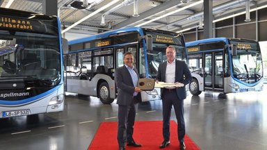 Mercedes-Benz Citaro: Mercedes-Benz Hybridbusse im Spillmann-Design